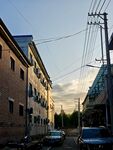 村中夕阳下的街道与建筑