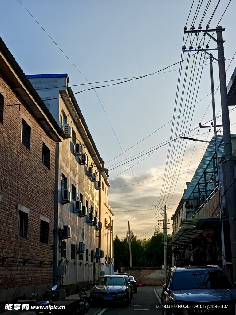 村中夕阳下的街道与建筑