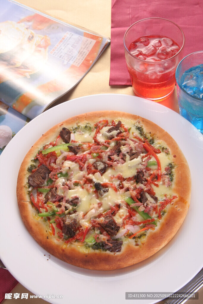 美味披萨搭配清凉饮品