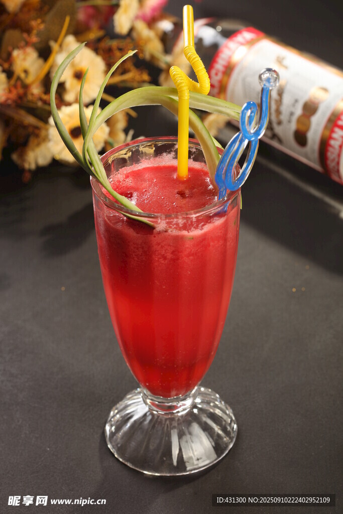 红色鲜果鸡尾酒