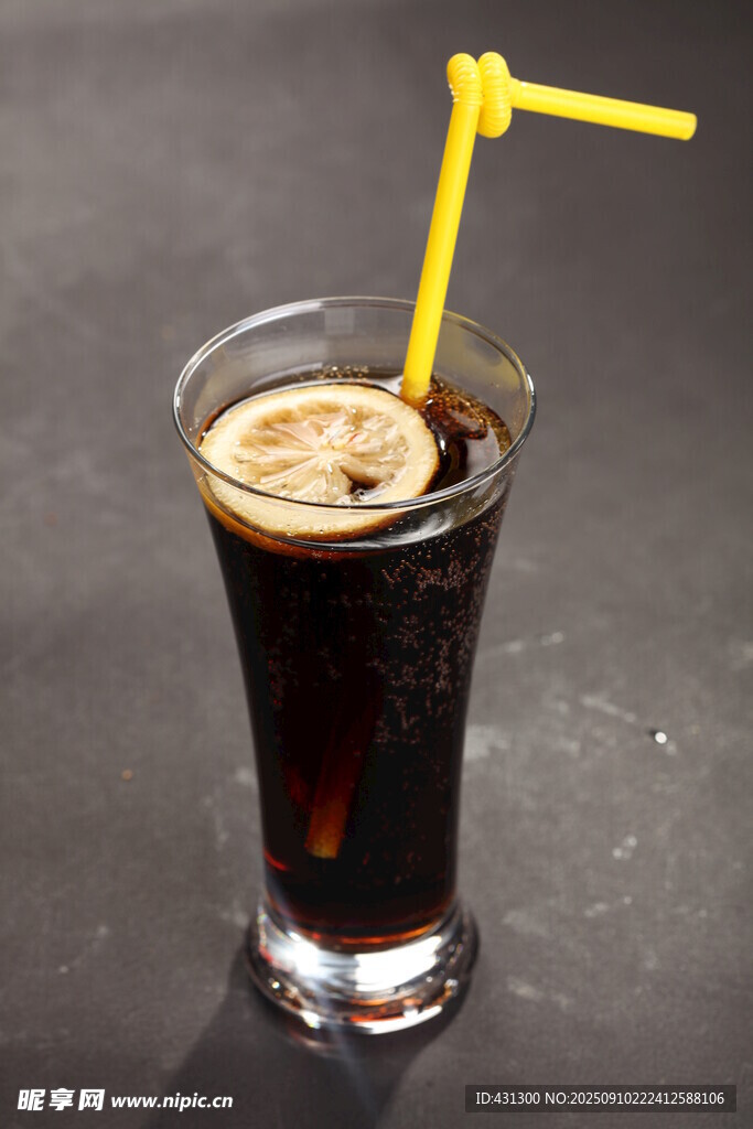 杯中可乐配吸管