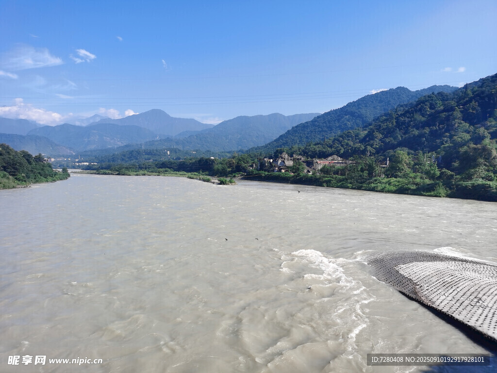 宽阔河流与远山壮丽景致