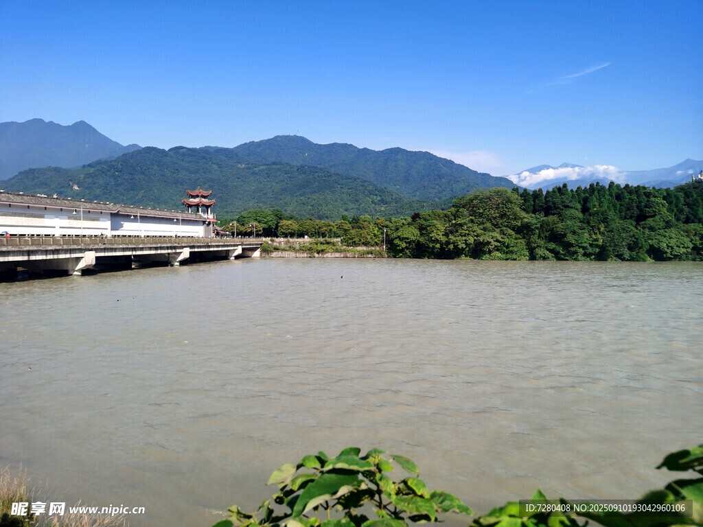 河畔风景远山近水