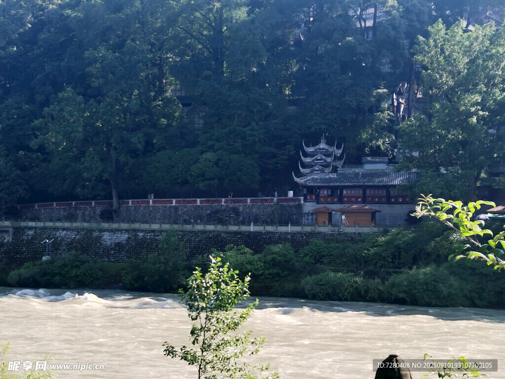 山林间的河畔景致
