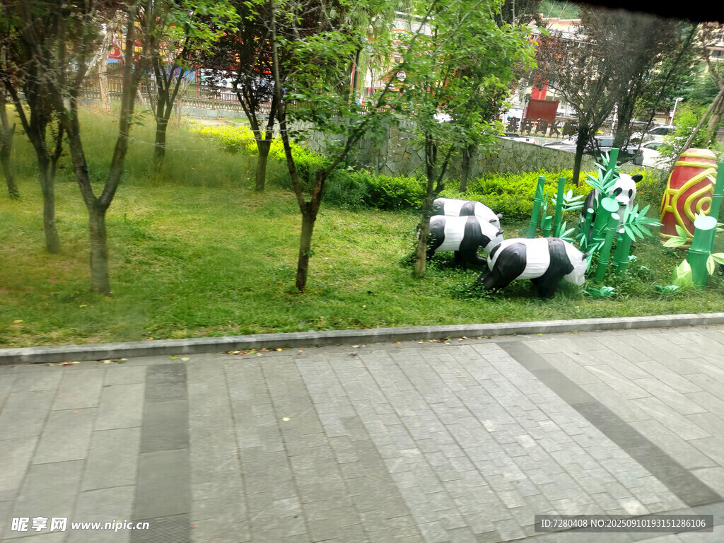 公园中的熊猫造型景观