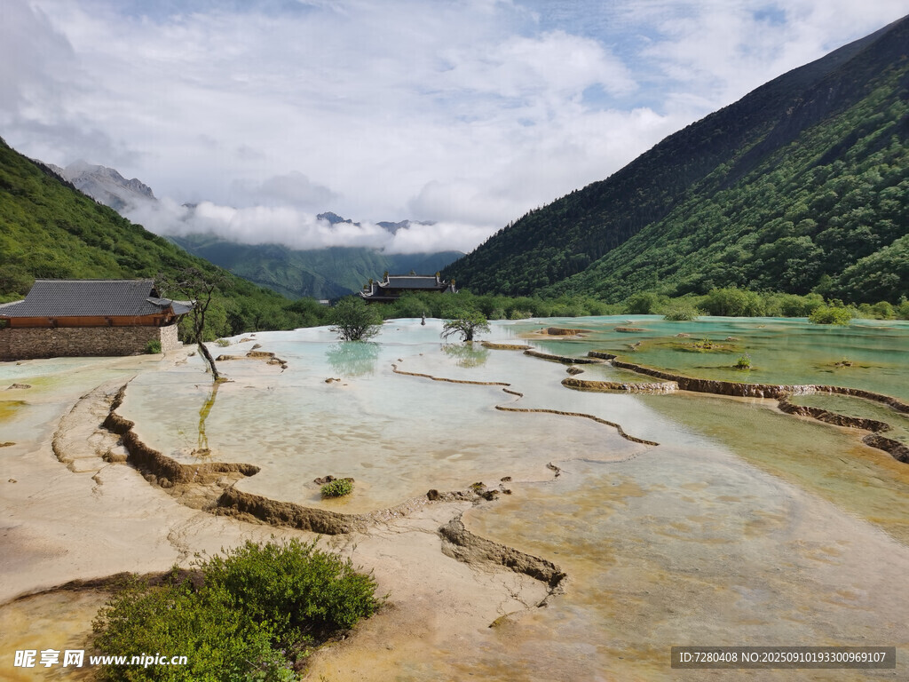山间五彩池美景