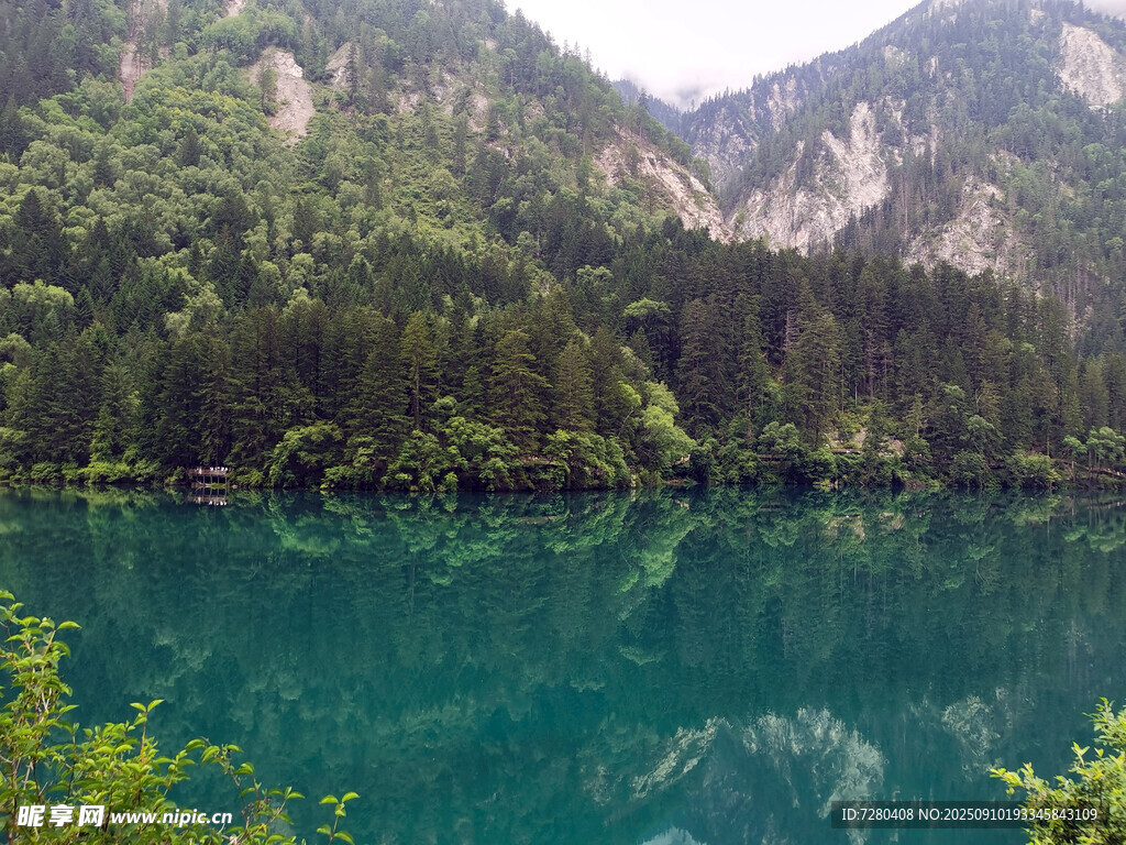 碧绿湖水映山间美景