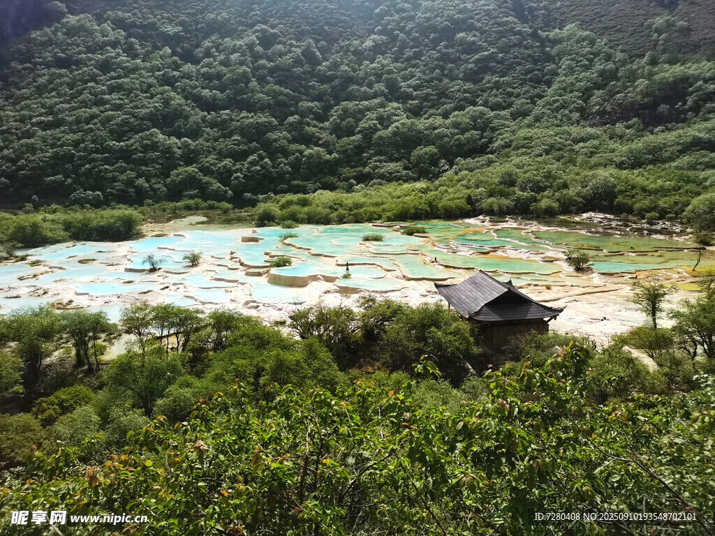 山间多彩池景绿意环绕