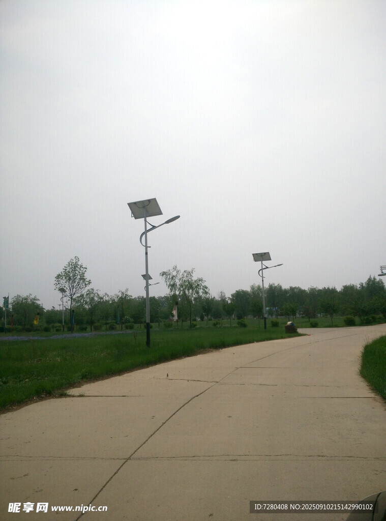 户外空旷的水泥道路场景