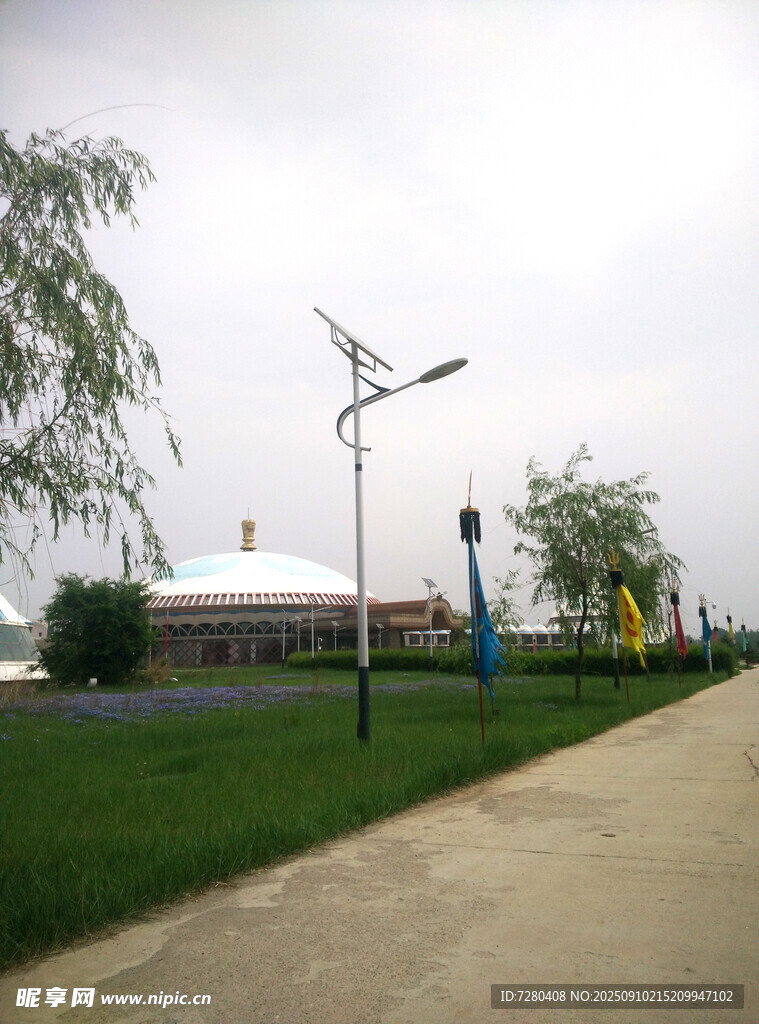 草原边的道路与特色建筑