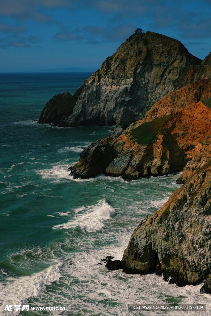 海岸边壮丽的山峦与海浪