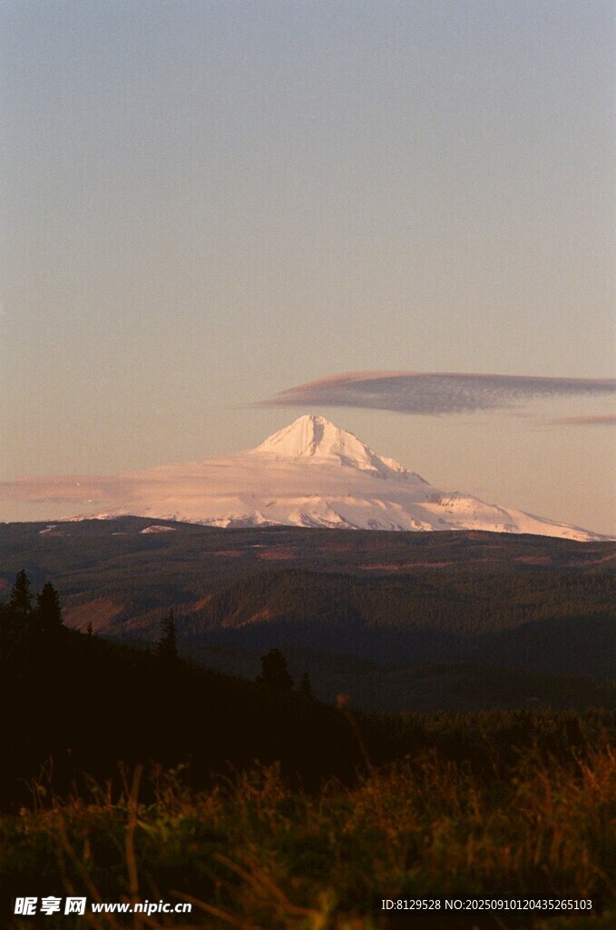 壮丽雪山远景