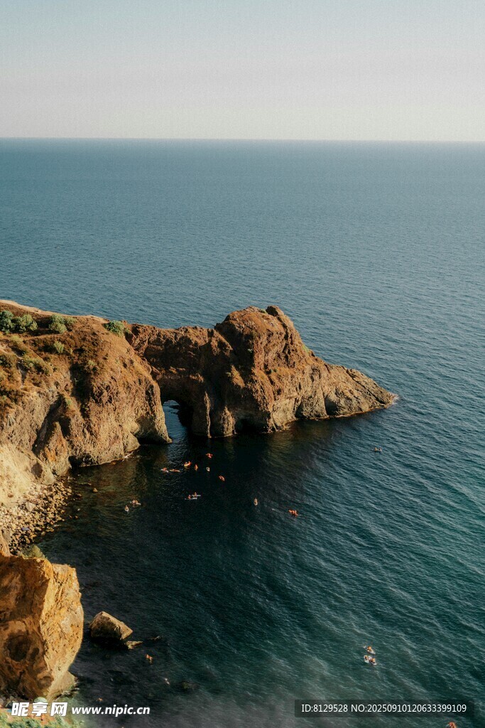 海边嶙峋岩石与广阔大海