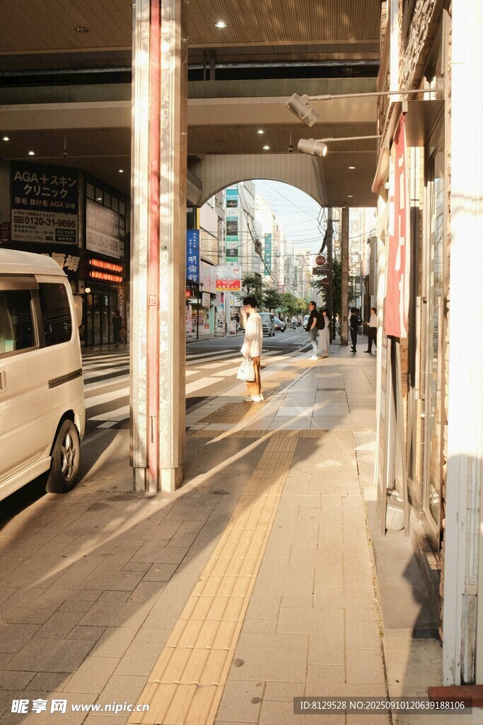 城市街道旁的商铺景象
