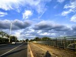 公路边的蓝天与云朵景观