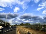 蓝天白云下的户外道路场景