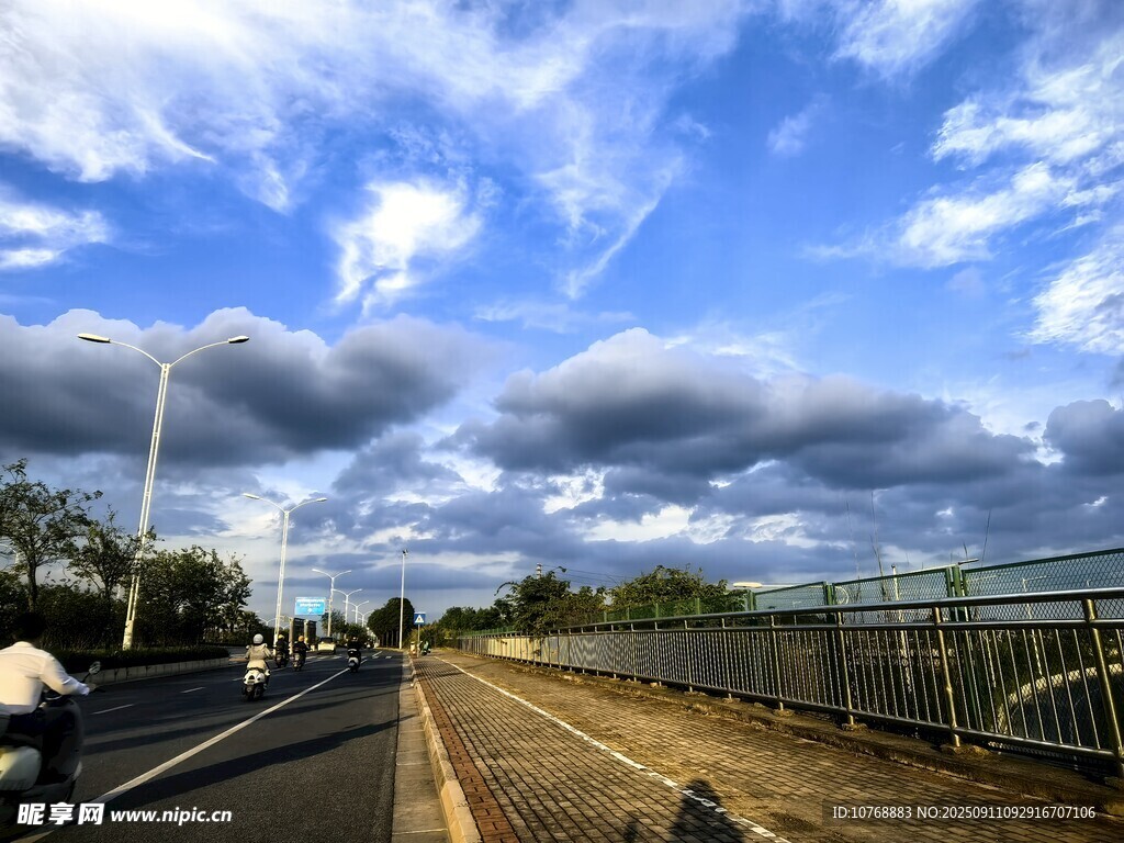 蓝天白云下的户外道路场景