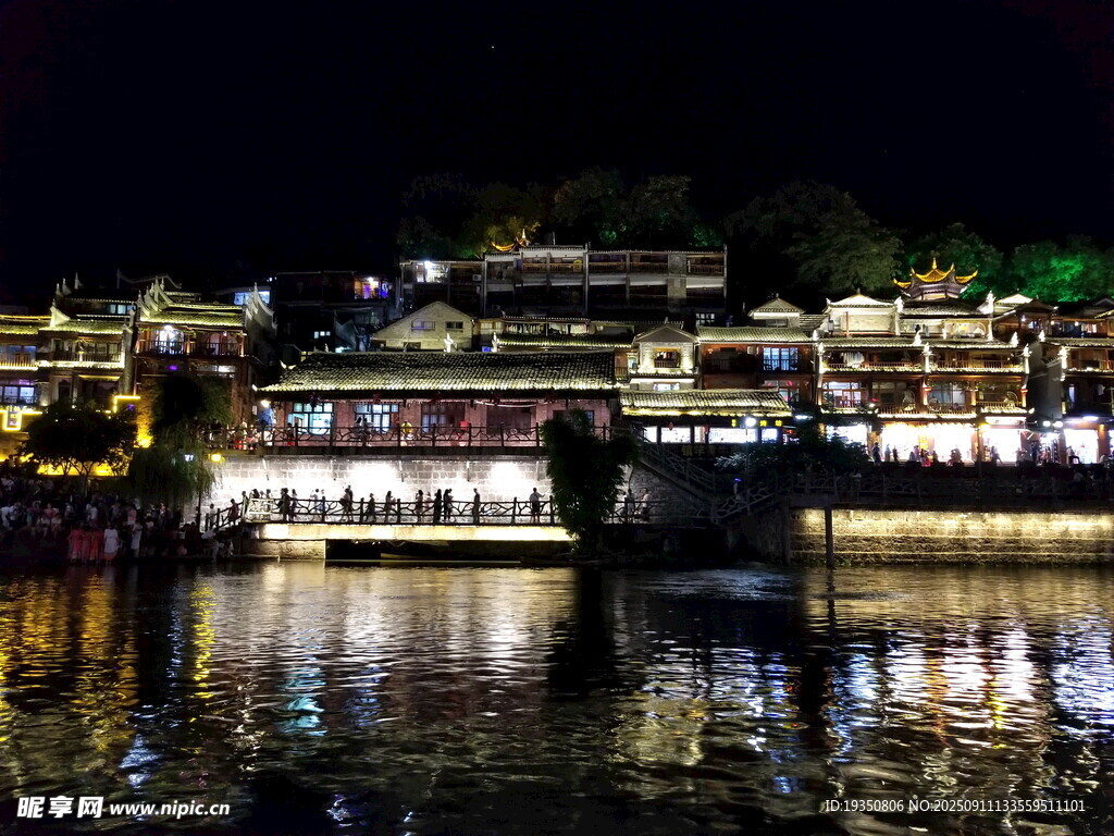 凤凰古城沱江夜景灯光