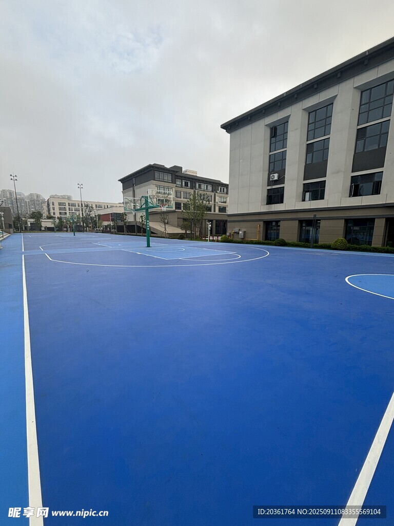 蓝色塑胶运动场