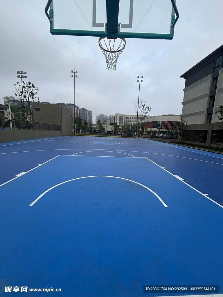 蓝色篮球场及篮筐特写