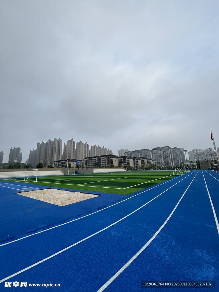 蓝色塑胶跑道与城市景观