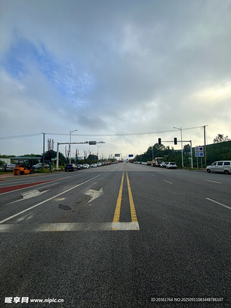 宽阔公路伸向远方