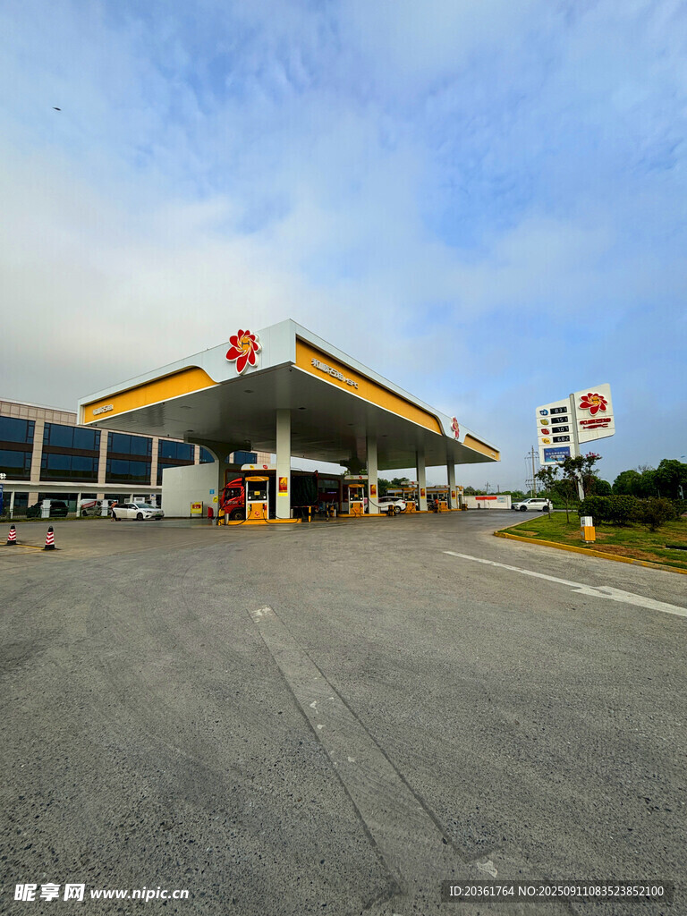 现代化加油站外观