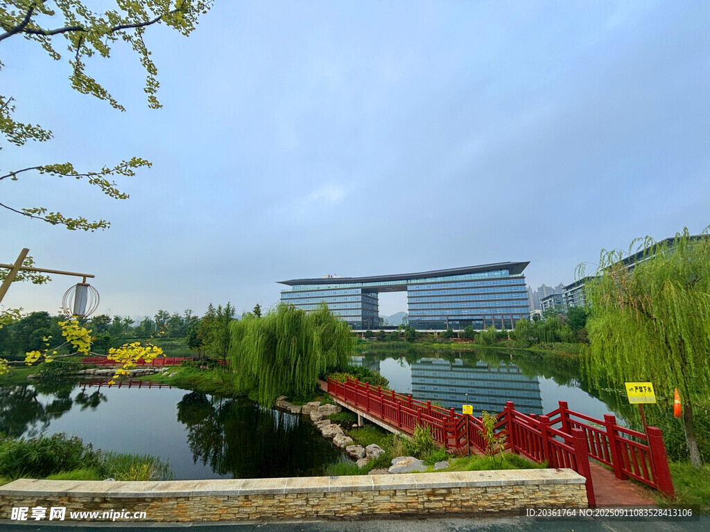 湖畔红桥与现代建筑美景