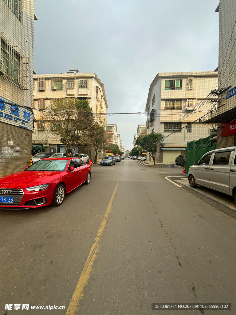 城市街道上的红色轿车