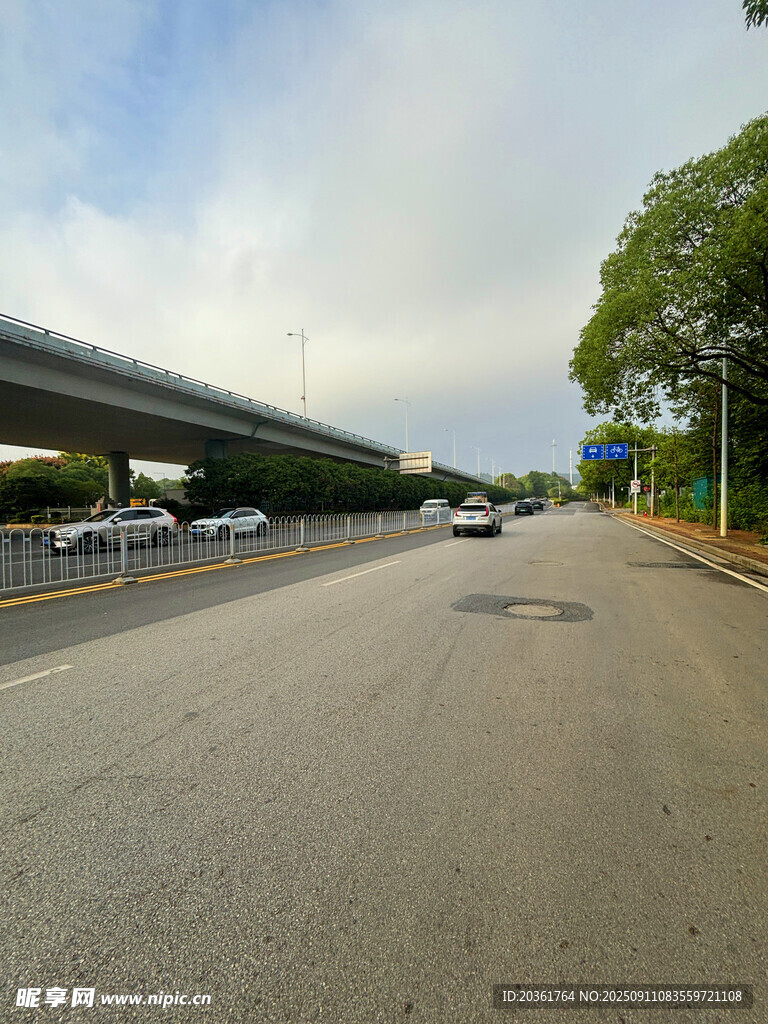 城市道路与高架桥景观