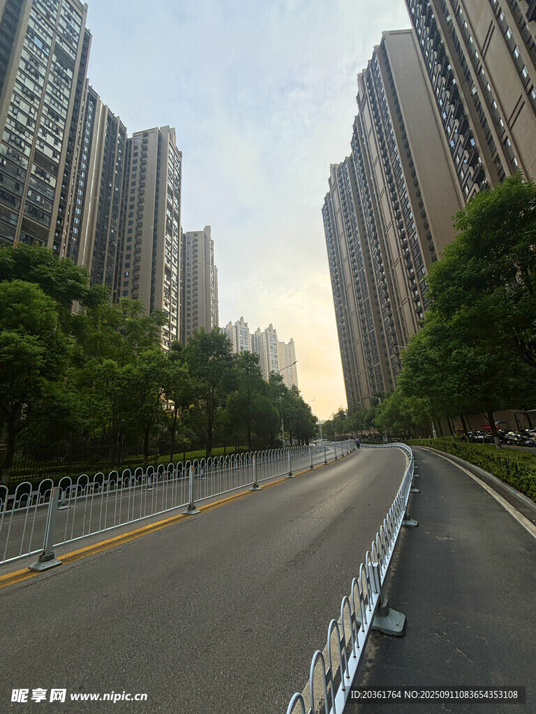 城市宽阔道路与林立高楼