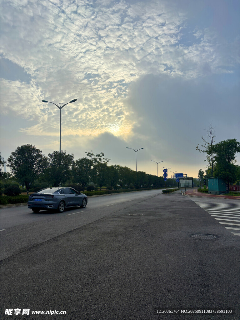 黄昏时分的公路与车辆