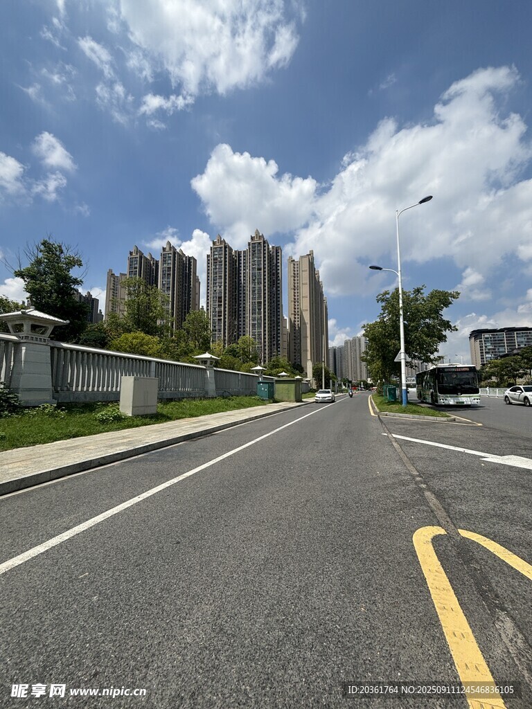 宽阔城市道路与远处高楼