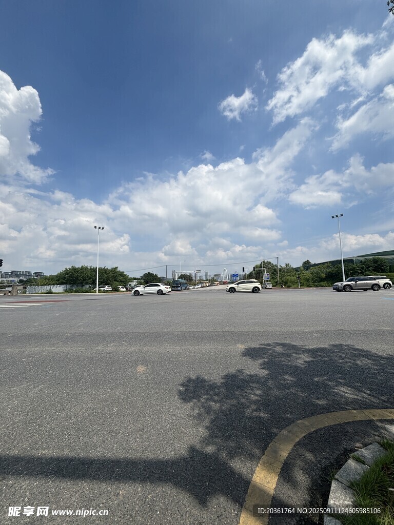 空旷停车场蓝天白云景象