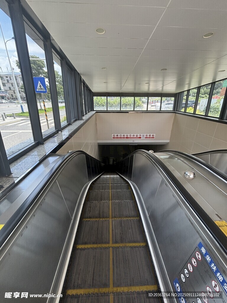 室内自动扶梯场景
