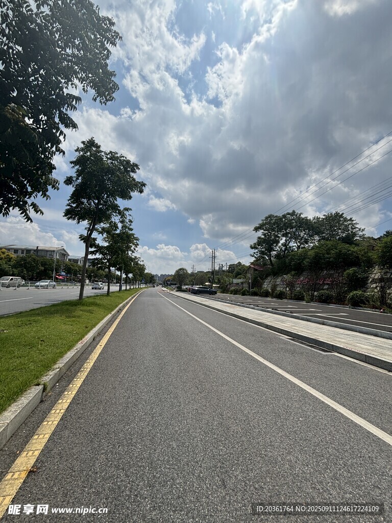 宽阔公路与蓝天白云绿树
