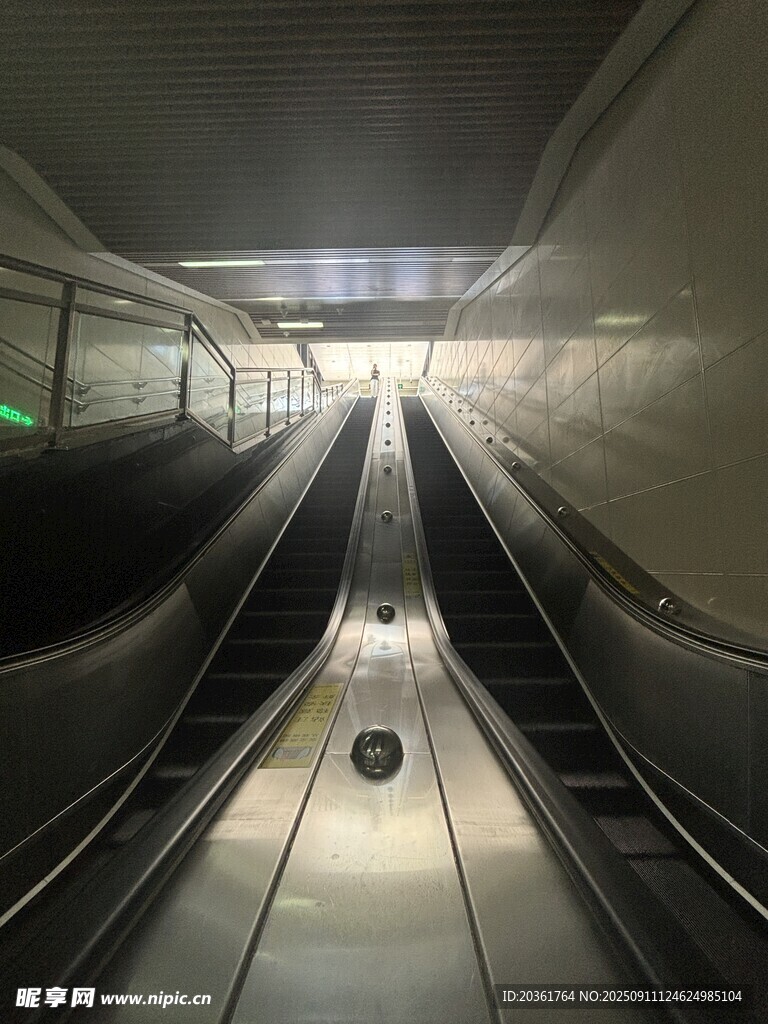 空旷自动扶梯内部景象