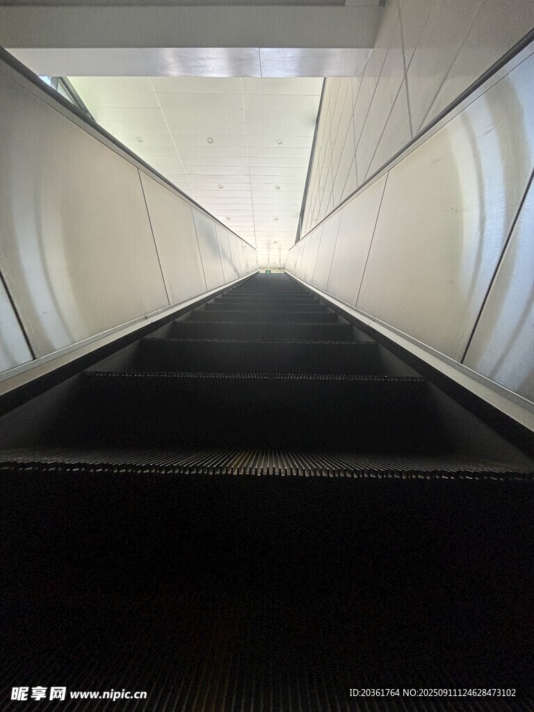 现代简约风格的电梯内部