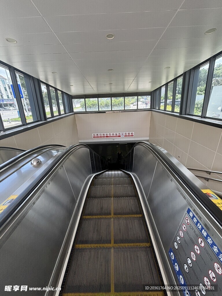 空旷地铁站内的自动扶梯