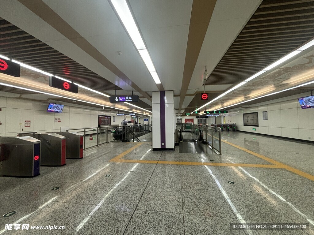 空旷的地铁站内部场景