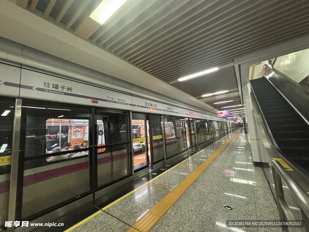 地铁站内景象