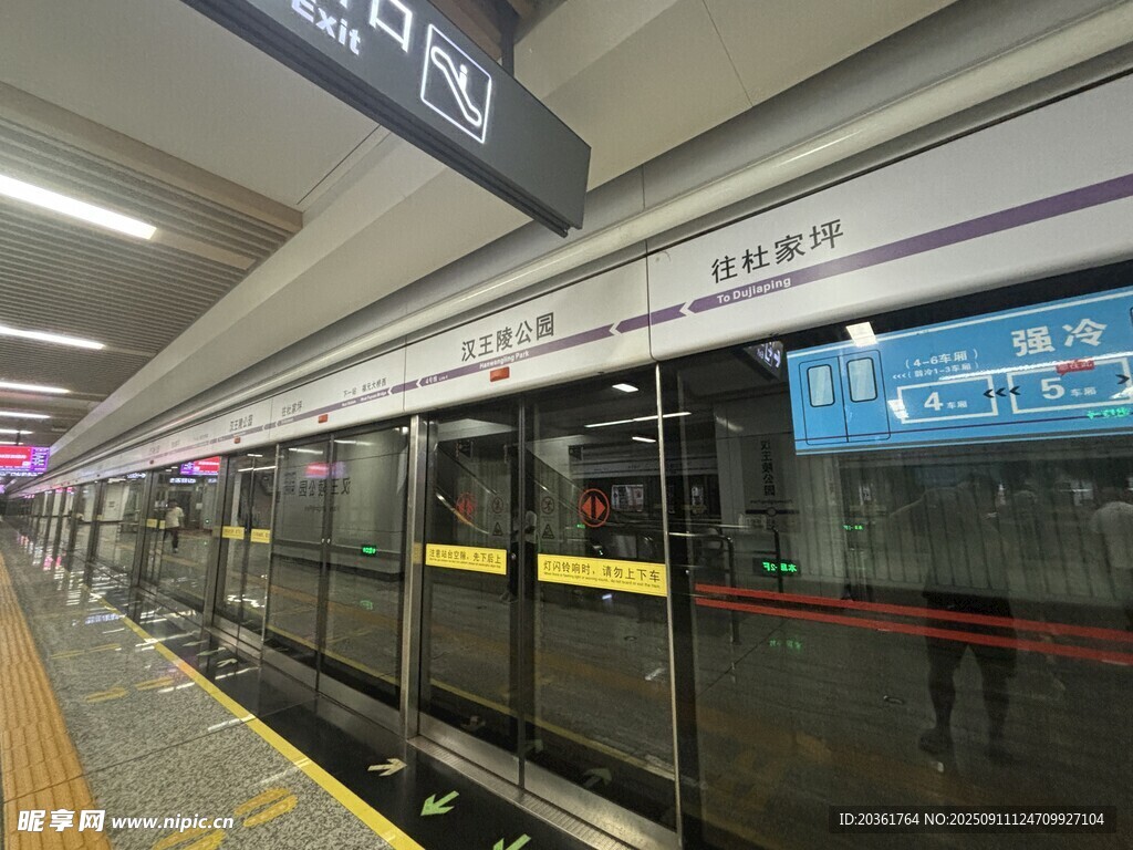 地铁站台内部场景展示