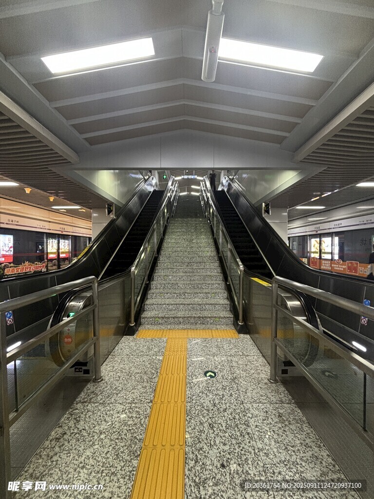 地铁站内的自动扶梯场景