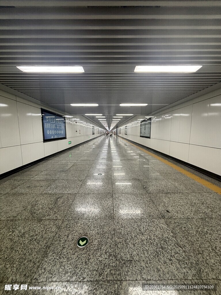 空旷地铁站通道
