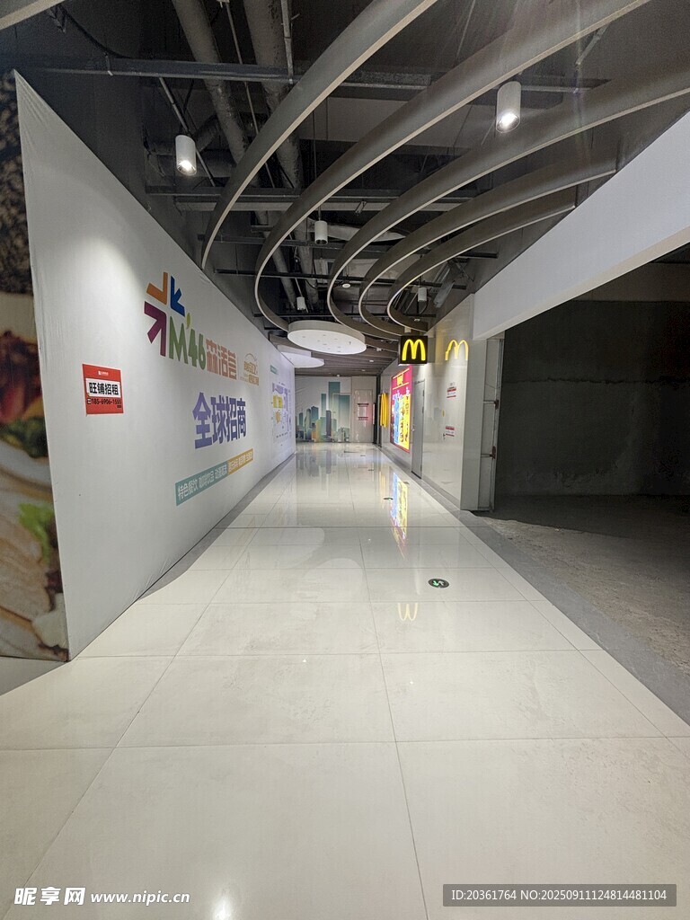 宽敞现代的室内走廊空间