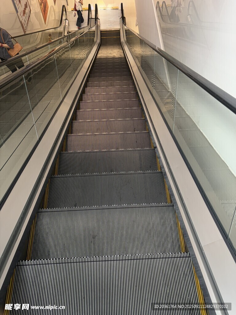 室内自动扶梯场景