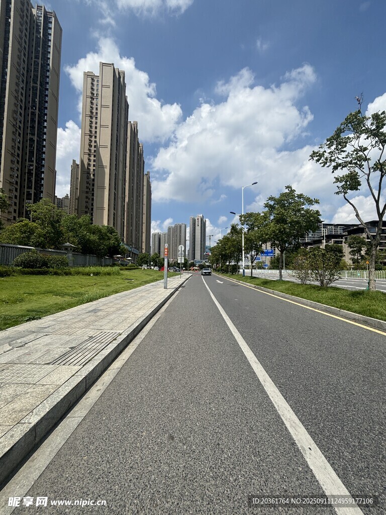 城市宽阔道路与高楼景观