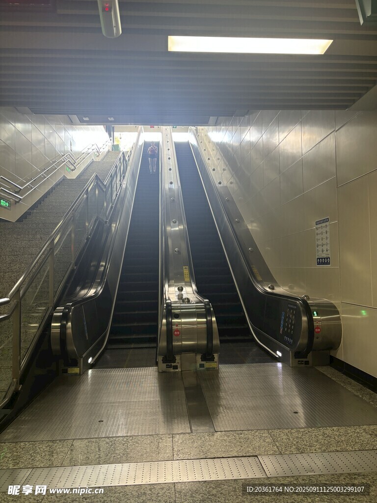地下通道的自动扶梯