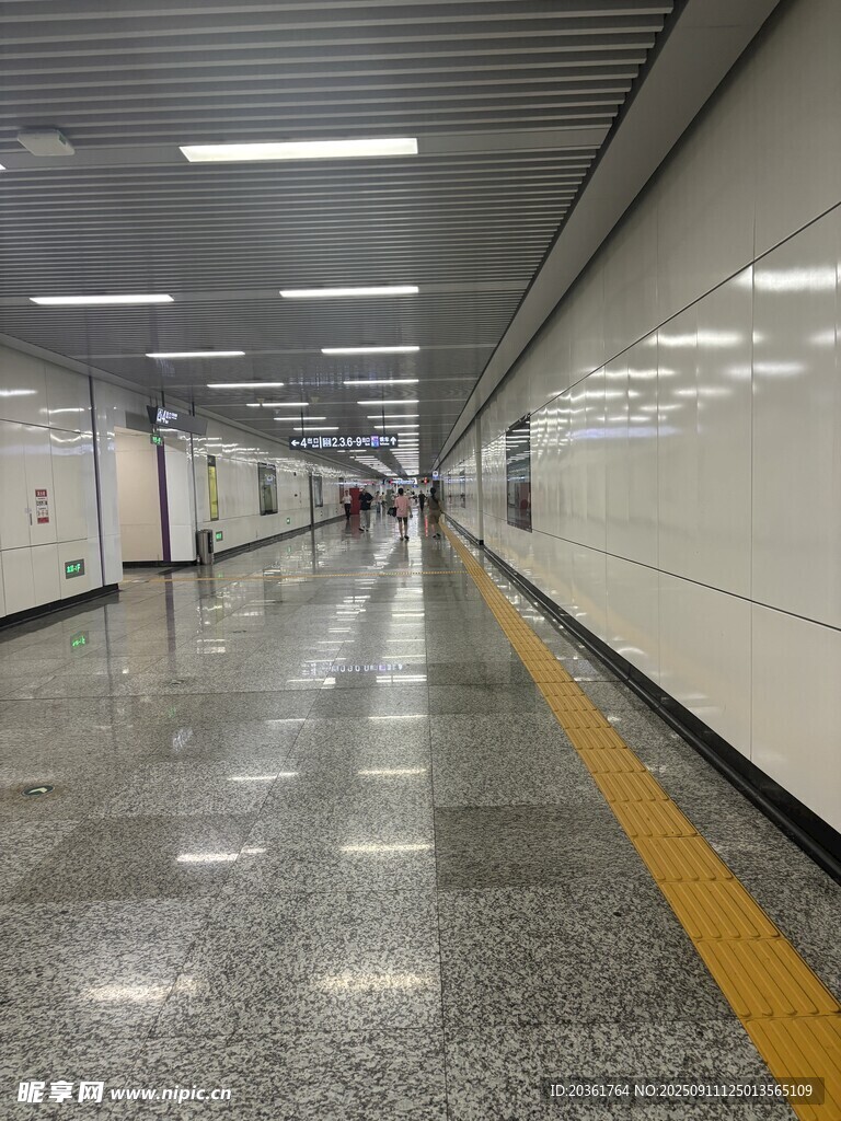 空旷地铁站通道