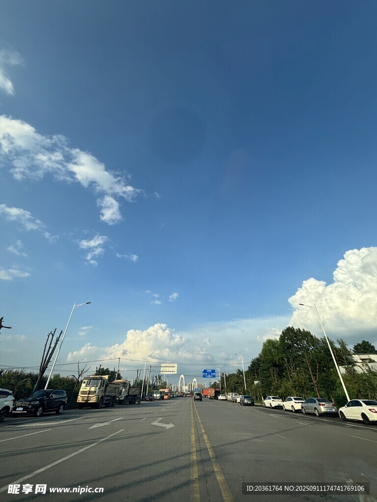 晴朗道路景象